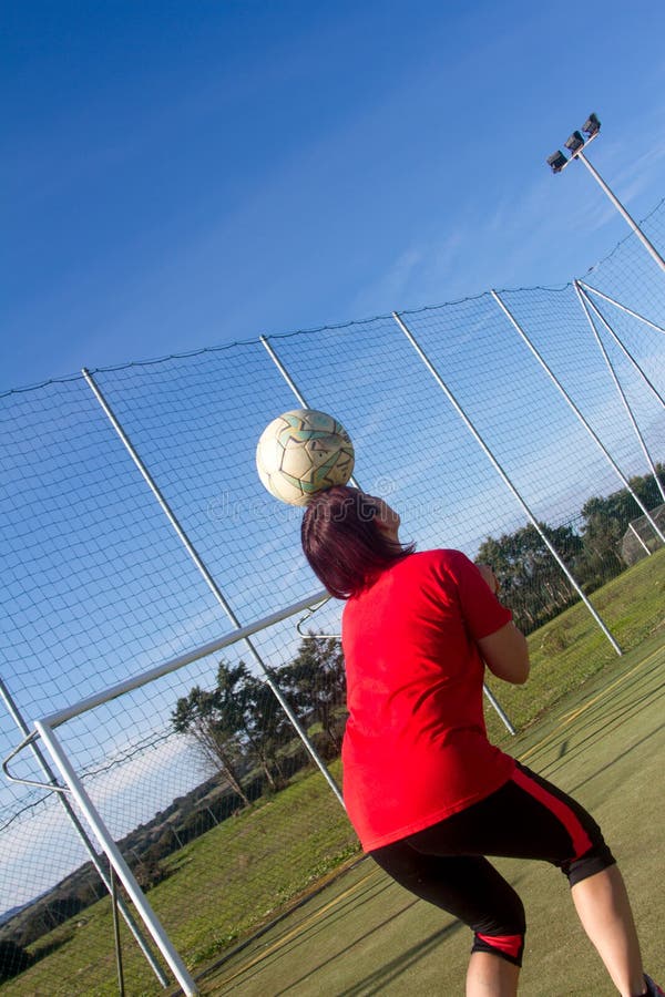 Lado De Um Posto De Futebol Com Rede Em Foco. Ponto De Treinamento Fora De  Foco. Fundo Do Tema Do Futebol Foto de Stock - Imagem de verde,  treinamento: 215376986