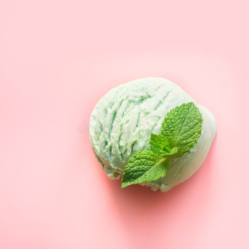 Uma bola verde do gelado do pistache ou do chá do matcha com a hortelã no fundo cor-de-rosa Vista de acima imagem de stock royalty free Uma bola verde do gelado do pistache ou do chá do matcha com a hortelã no fundo cor-de-rosa Vista de acima imagem de stock royalty free