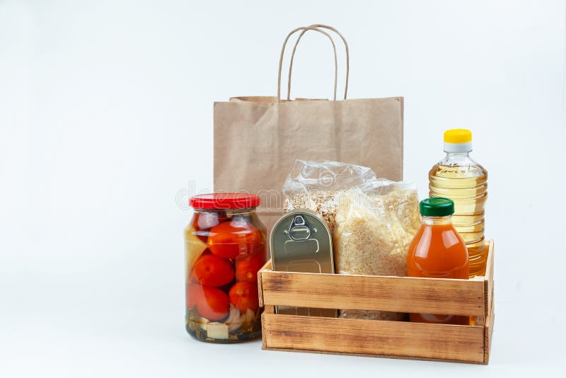 Uma caixa cheia de gêneros alimentícios enlatados e embalados destinados a uma campanha de doação de alimentos para caridade