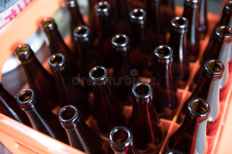 Uma caixa de garrafas de vidro vazias imagens de stock Uma caixa de garrafas de vidro vazias imagens de stock