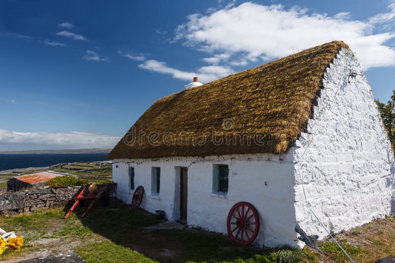 Uma casa de campo irlandesa whitewashed pura na ilha de Inishee