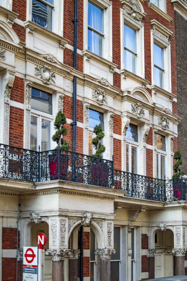 Casa Britânica Amarela Com Plantas Fora Das Janelas Imagem de Stock -  Imagem de londres, urbano: 204969287