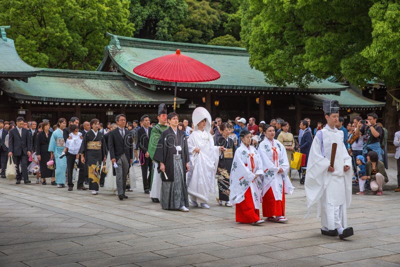 Uma cerimônia de casamento japonesa tradicional em Meiji Jingu Shrine fotos de stock royalty free Uma cerimônia de casamento japonesa tradicional em Meiji Jingu Shrine fotos de stock royalty free