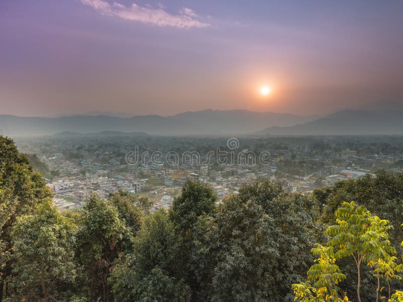 Uma cidade nevoenta do pokhara do grupo do sol do dia fotografia de stock Uma cidade nevoenta do pokhara do grupo do sol do dia fotografia de stock