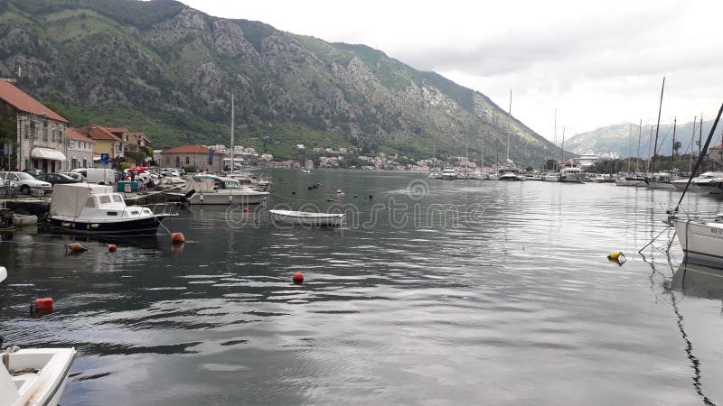 uma cidade velha pequena no mar em Kotor imagens de stock uma cidade velha pequena no mar em Kotor imagens de stock
