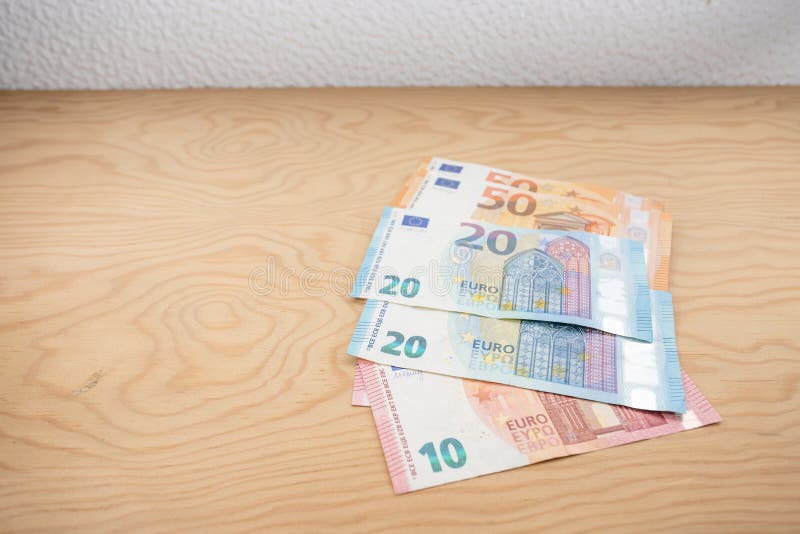 Uma coleção de dez e de vinte e Cinqüênta notas dos euro fotos de stock royalty free Uma coleção de dez e de vinte e Cinqüênta notas dos euro fotos de stock royalty free