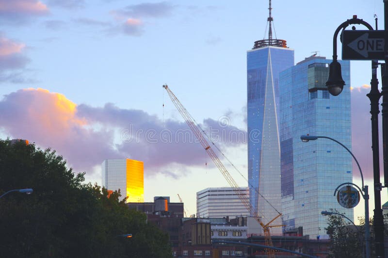 Uma construção reflete o por do sol dourado suportado por um céu brilhante, NYC, NY