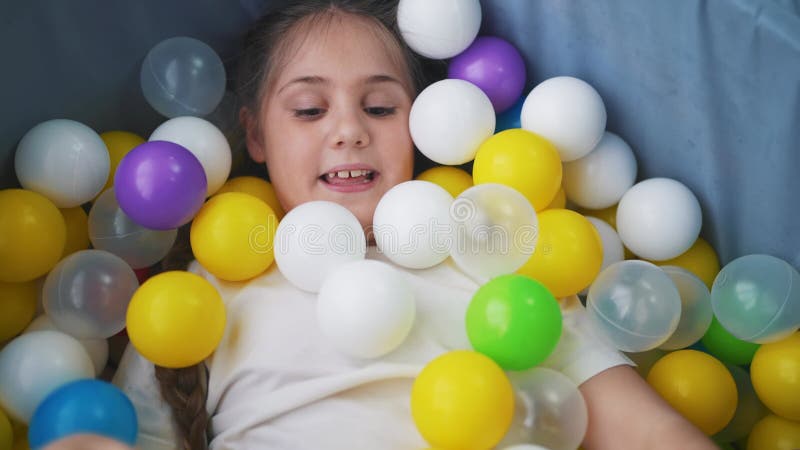 Sala De Jogos Para Crianças Com Bolas Coloridas E Uma Lâmina De