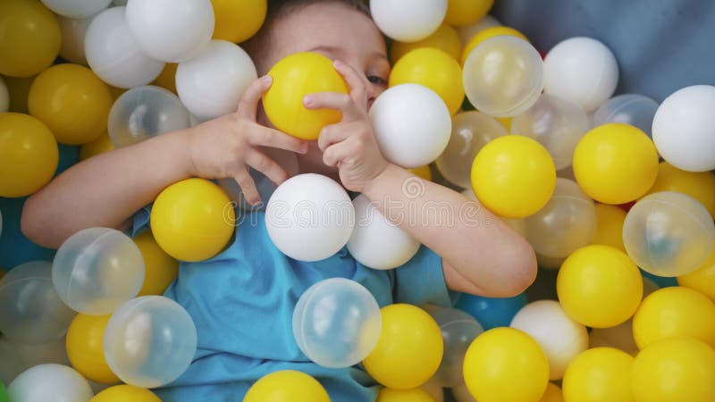 Sala De Jogos Para Crianças Com Bolas Coloridas E Uma Lâmina De