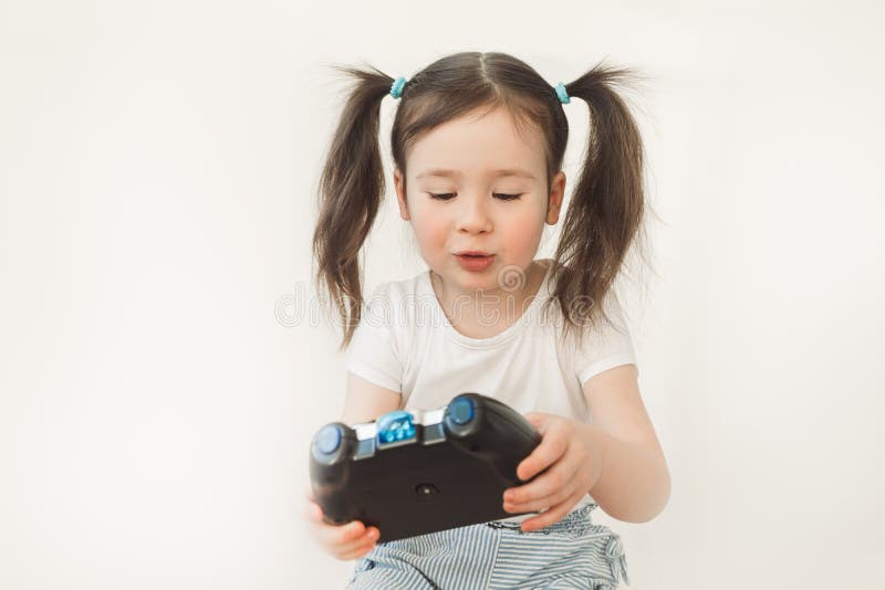 Uma Criança Tem Um Controle Remoto De Um Jogo De Computador. Dependência  Infantil Aos Jogos Online. Um Garoto Entusiasmado Dirige Imagem de Stock -  Imagem de menina, controlado: 176712215