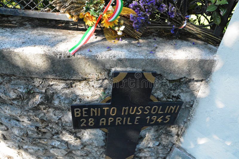 Uma Cruz Com Nome Do ` S De Benito Mussolini Foto Editorial - Imagem de casa, cruz: 83705176