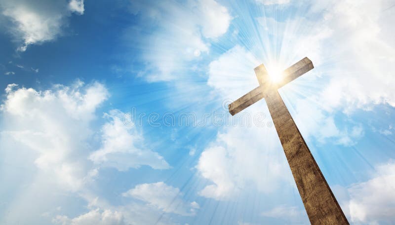 Uma cruz de madeira com céu