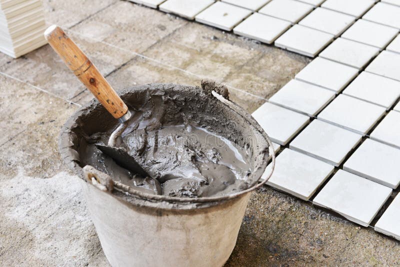 Um balde de cimento na obra fotos de stock royalty free