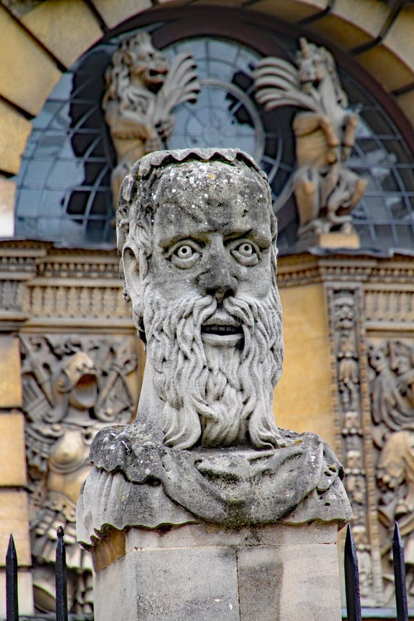 Uma das cabeças do imperador fora do teatro de Sheldonian em Oxford fotografia de stock Uma das cabeças do imperador fora do teatro de Sheldonian em Oxford fotografia de stock