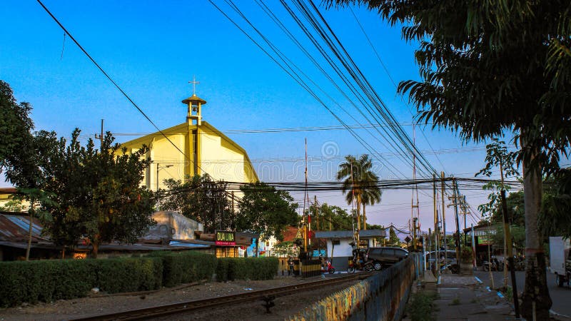 Uma das igrejas perto das trilhas de estrada de ferro fotos de stock Uma das igrejas perto das trilhas de estrada de ferro fotos de stock