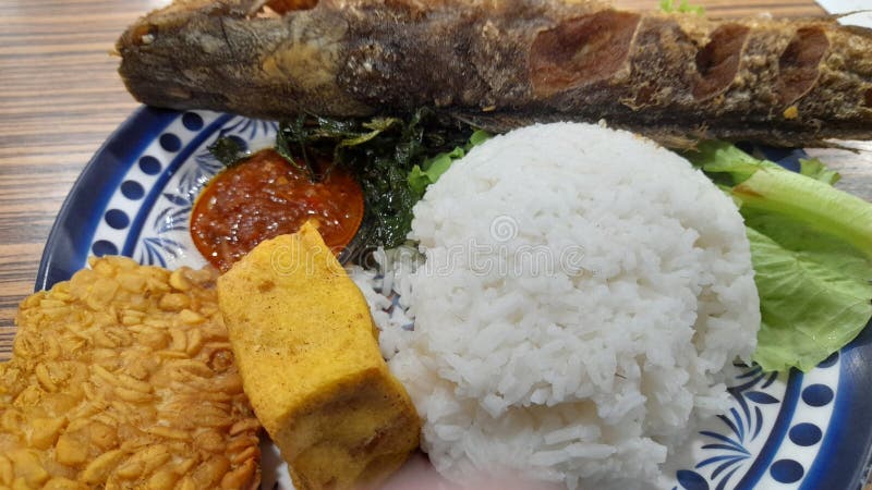 Uma das refeições tradicionais indonésias fotos de stock