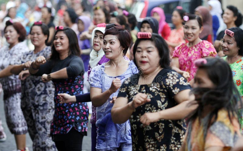 Uma dona de casa acompanha ginástica em massa fotos de stock royalty free