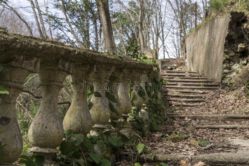 Uma escadaria de pedra velha foto de stock Uma escadaria de pedra velha foto de stock