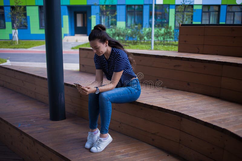 Menina Com O Jogo Engraçado Das Expressões Da Cara, Escalando Acima No  Escadas De Madeira Imagem de Stock - Imagem de pano, humano: 72167423