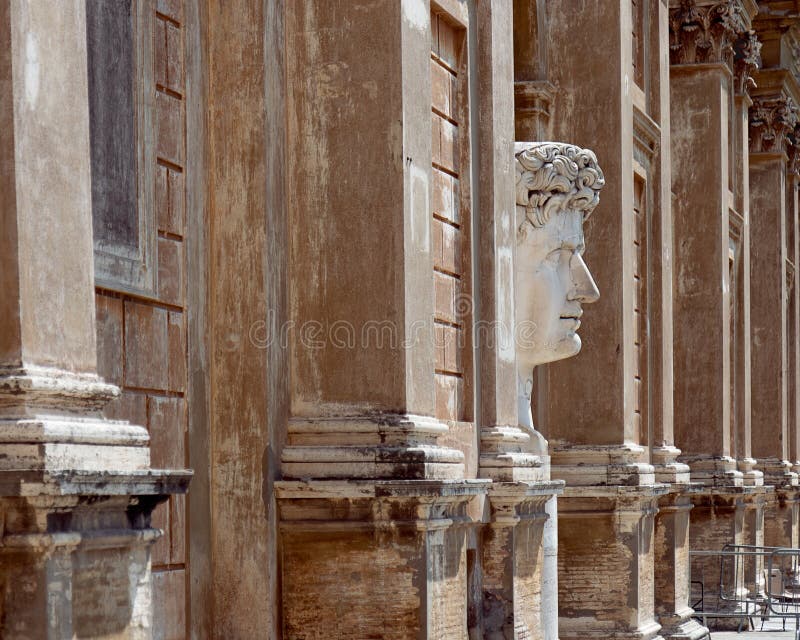 Uma estátua principal de mármore grande do imperador Caesar Augustus na corte fotografia de stock Uma estátua principal de mármore grande do imperador Caesar Augustus na corte fotografia de stock