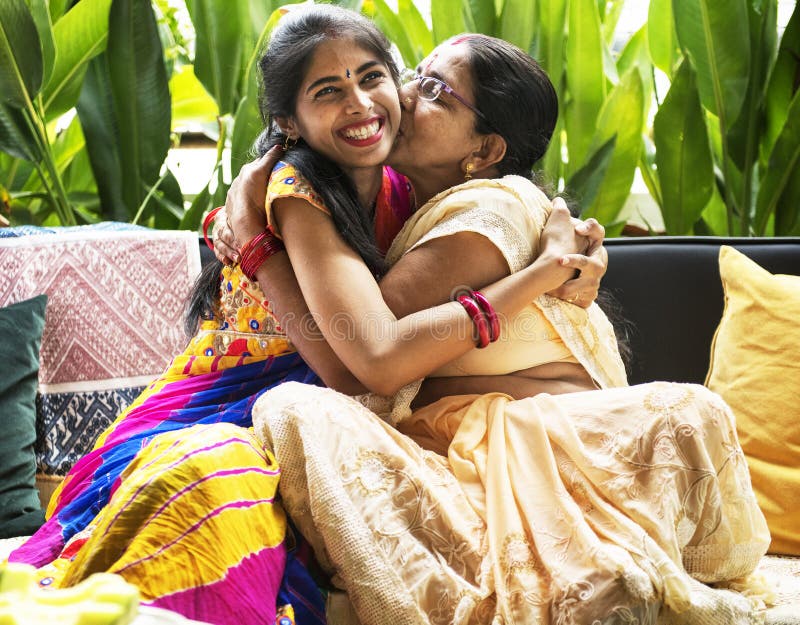 Uma família indiana feliz em casa imagem de stock Uma família indiana feliz em casa imagem de stock