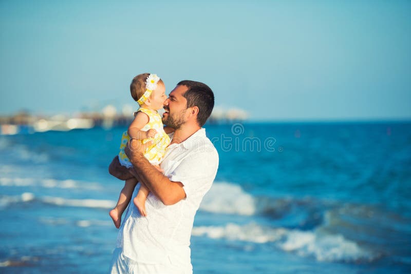Uma família, um pai e uma filha felizes estão jogando Uma filha pequena morde seu paizinho pelo nariz fotos de stock royalty free Uma família, um pai e uma filha felizes estão jogando Uma filha pequena morde seu paizinho pelo nariz fotos de stock royalty free