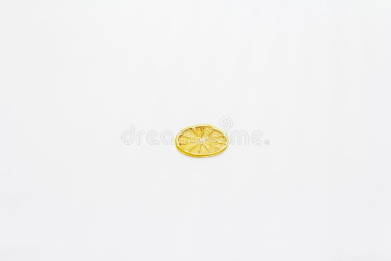 Uma fatia de limão seca sobre fundo branco foto de stock Uma fatia de limão seca sobre fundo branco foto de stock