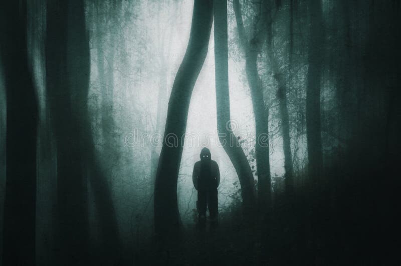 Uma figura mostrada em silhueta, encapuçado assustador com olhos de incandescência em uma floresta escura com um grunge silenciad