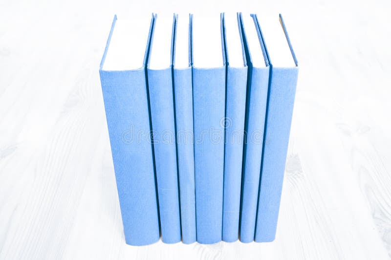 Livros azuis velhos na mesa de madeira imagem de stock Livros azuis velhos na mesa de madeira imagem de stock