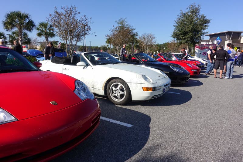 Carro No Parque De Estacionamento Gratuito No Jogo De Monopólio De