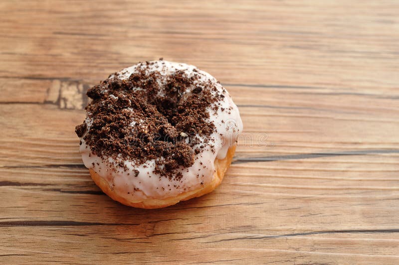 Uma filhós deliciosa coberta em sistemas de extinção de incêndios do chocolate fotos de stock Uma filhós deliciosa coberta em sistemas de extinção de incêndios do chocolate fotos de stock