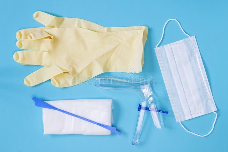 Uma foto aérea do espéculo vaginal, do guardanapo, das luvas da medicina, da máscara e da espátula As ferramentas médicas para gu imagem de stock royalty free Uma foto aérea do espéculo vaginal, do guardanapo, das luvas da medicina, da máscara e da espátula As ferramentas médicas para gu imagem de stock royalty free