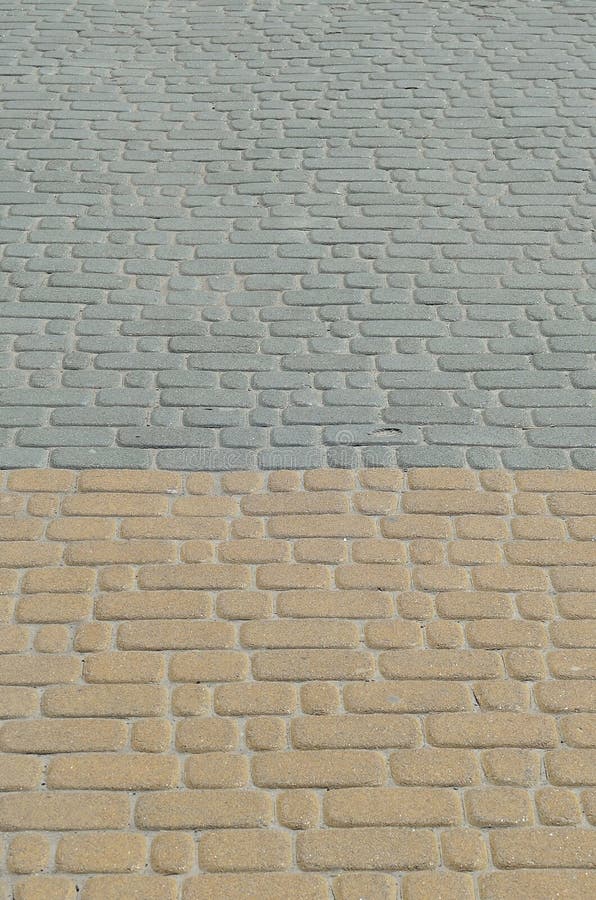 Uma foto detalhada do quadrado, apresentada da pedra de pavimentação moderna com cantos arredondados Projeto exato da área pedest foto de stock Uma foto detalhada do quadrado, apresentada da pedra de pavimentação moderna com cantos arredondados Projeto exato da área pedest foto de stock