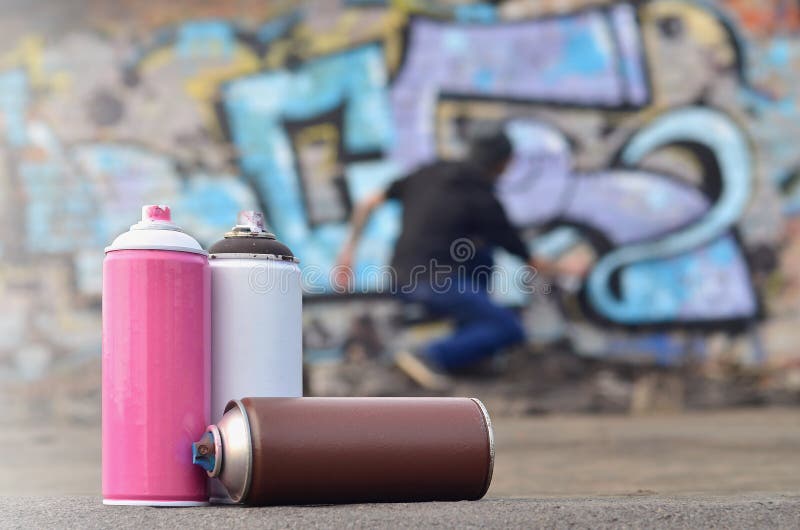 Uma fotografia de um determinado número de latas da pintura contra o graf fotografia de stock Uma fotografia de um determinado número de latas da pintura contra o graf fotografia de stock
