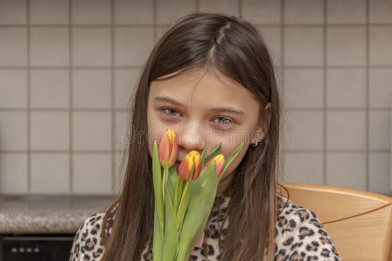 Retrato De Uma Menina De 11 Anos Com Cabelo Comprido. Foto de Stock -  Imagem de povos, loira: 188010592