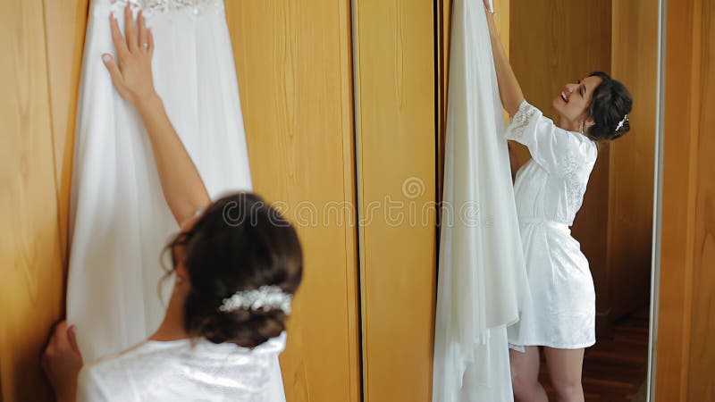 Menina Bonita Vestido Branco Longo Está Girando Perto Espelho