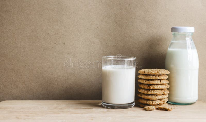 Uma garrafa de cookies do leite e da aveia na tabela de madeira O leite e a aveia são alimento nutriente-rico associado com a pro foto de stock Uma garrafa de cookies do leite e da aveia na tabela de madeira O leite e a aveia são alimento nutriente-rico associado com a pro foto de stock