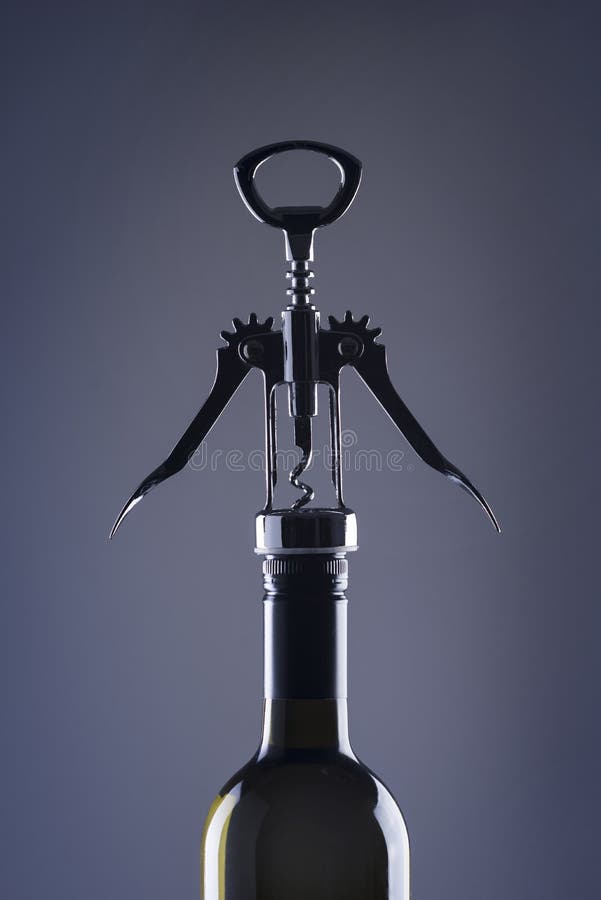 Uma garrafa do vinho com um corkscrew à moda para abrir fotografia de stock Uma garrafa do vinho com um corkscrew à moda para abrir fotografia de stock