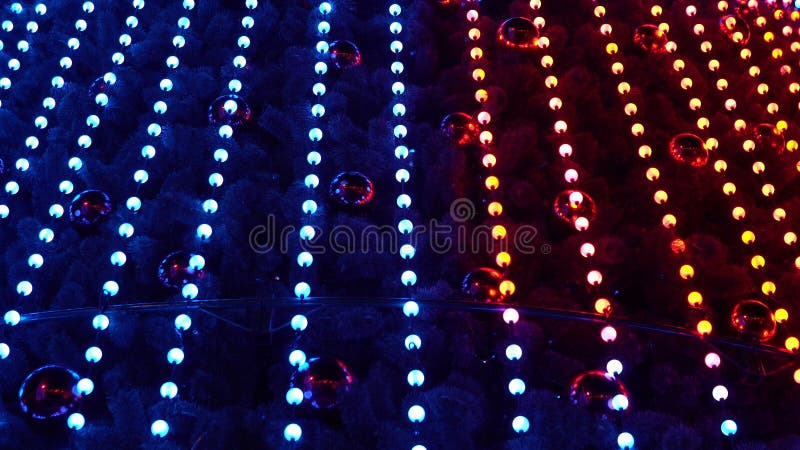 Uma Grande árvore De Natal é Decorada Com Bolbos Inteligentes. Vídeo Mais Próximo Das Luzes Da árvore De Natal Estão Queimando Em Imagem de Stock - Imagem de alegre, naughty: 206867729 Uma Grande árvore De Natal é Decorada Com Bolbos Inteligentes. Vídeo Mais Próximo Das Luzes Da árvore De Natal Estão Queimando Em Imagem de Stock - Imagem de alegre, naughty: 206867729