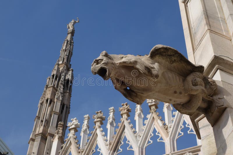 Uma gárgula gótico grotesco na parede de Milan Cathedral fotos de stock royalty free Uma gárgula gótico grotesco na parede de Milan Cathedral fotos de stock royalty free
