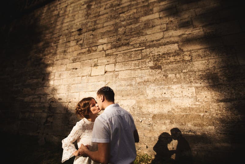 Uma história de amor maravilhosa Pares novos que andam em torno da parede velha do castelo Rebecca 36 fotos de stock Uma história de amor maravilhosa Pares novos que andam em torno da parede velha do castelo Rebecca 36 fotos de stock