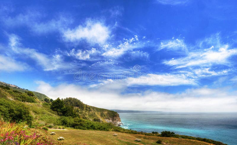 Uma ideia bonita do litoral de Califórnia ao longo da estrada 1 do estado - EUA fotografia de stock Uma ideia bonita do litoral de Califórnia ao longo da estrada 1 do estado - EUA fotografia de stock