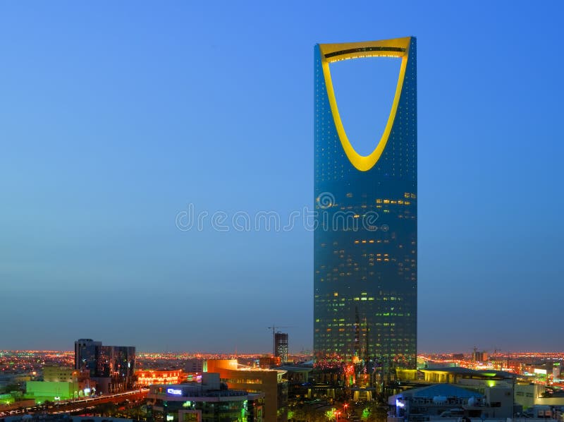Uma ideia da noite do ` do al-Mamlaka do ` da torre do reino em Riyadh, Arábia Saudita