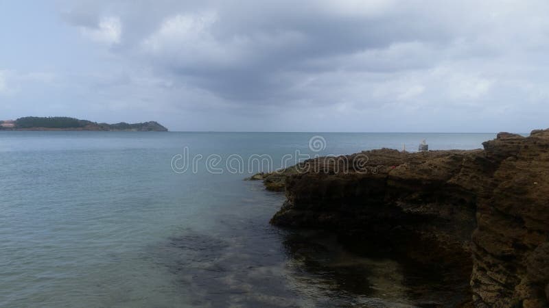 Uma ideia da praia e da opinião bonita do amanhecer do céu imagem de stock royalty free Uma ideia da praia e da opinião bonita do amanhecer do céu imagem de stock royalty free
