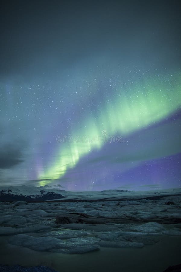 Aurora boreal acima de uma lagoa em Islândia foto de stock Aurora boreal acima de uma lagoa em Islândia foto de stock
