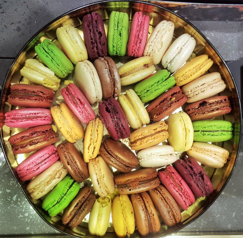 Uma imagem quadrada de uma caixa redonda dos bolinhos de amêndoa coloridos feitos em Paris foto de stock