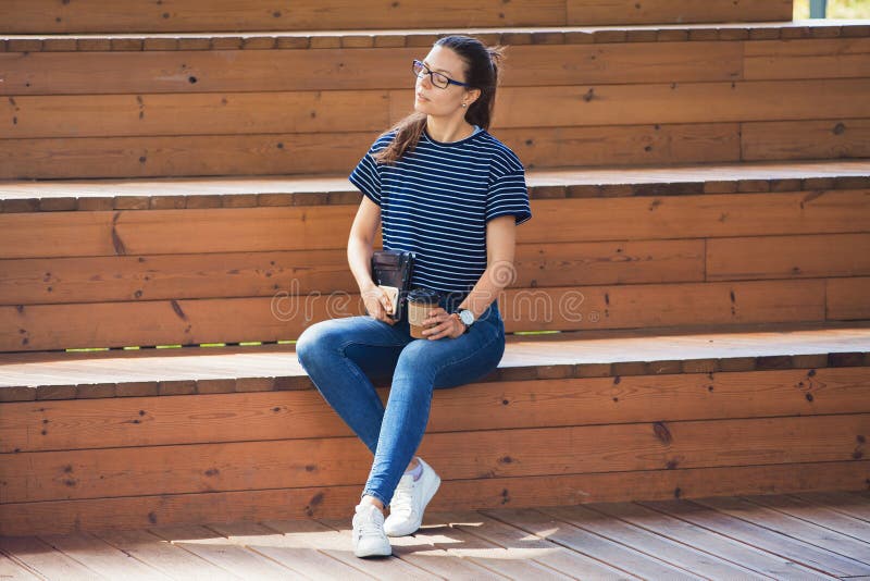 Menina Com O Jogo Engraçado Das Expressões Da Cara, Escalando Acima No  Escadas De Madeira Imagem de Stock - Imagem de pano, humano: 72167423