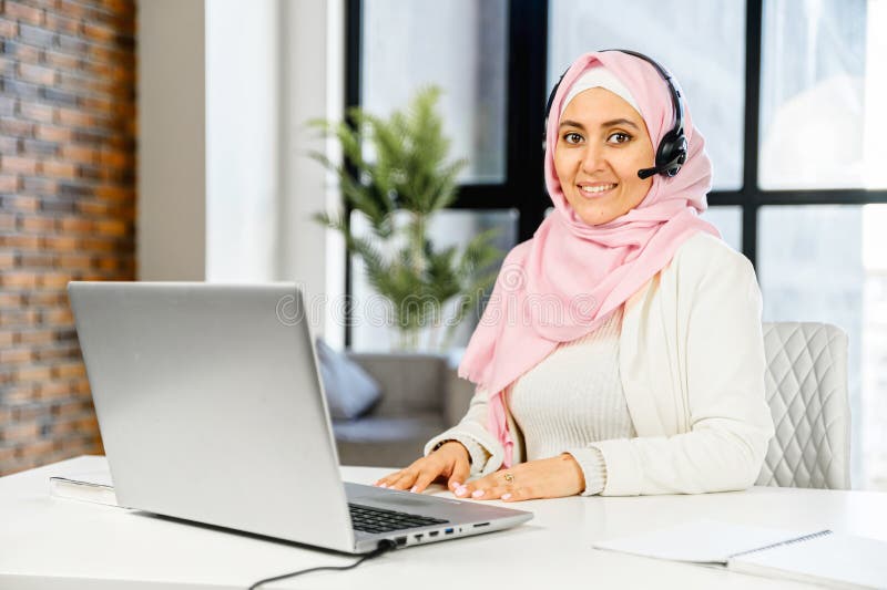 ásia senhora muçulmana usar fone de ouvido assistir webinar ouvir