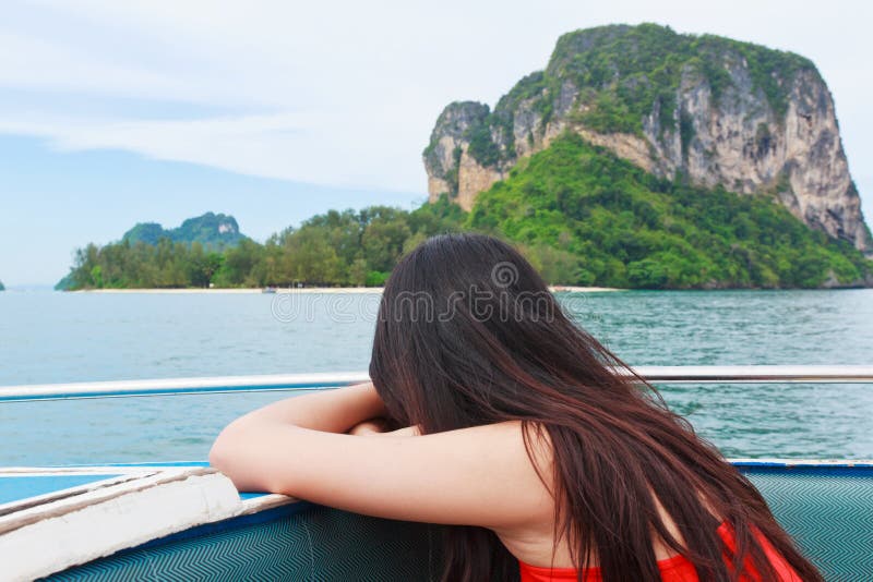 Uma jovem mulher bonita que relaxa no barco da velocidade fotos de stock royalty free Uma jovem mulher bonita que relaxa no barco da velocidade fotos de stock royalty free