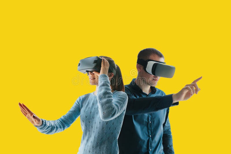 Uma jovem mulher e um homem novo em vidros da realidade virtual O conceito de tecnologias modernas e de tecnologias do fotos de stock royalty free Uma jovem mulher e um homem novo em vidros da realidade virtual O conceito de tecnologias modernas e de tecnologias do fotos de stock royalty free